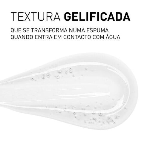 filorga skin prep gel limpeza imagem da textura com gota de gel espalhada em superfície lisa e branca com texto superior que diz: textura gelificada que se transforma numa espuma quando entra em contacto com água.