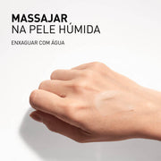 filorga skin prep gel limpeza imagem de mão com produt espalhado e texto que diz: massajar na pele húmida e enxaguar com água.