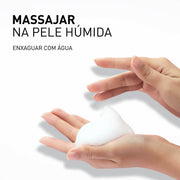 filorga skin prep mousse com duas mãos, uma delas segura um pouco de espuma de limpeza com o texto "massajar na pele húmida e enxaguar com água".