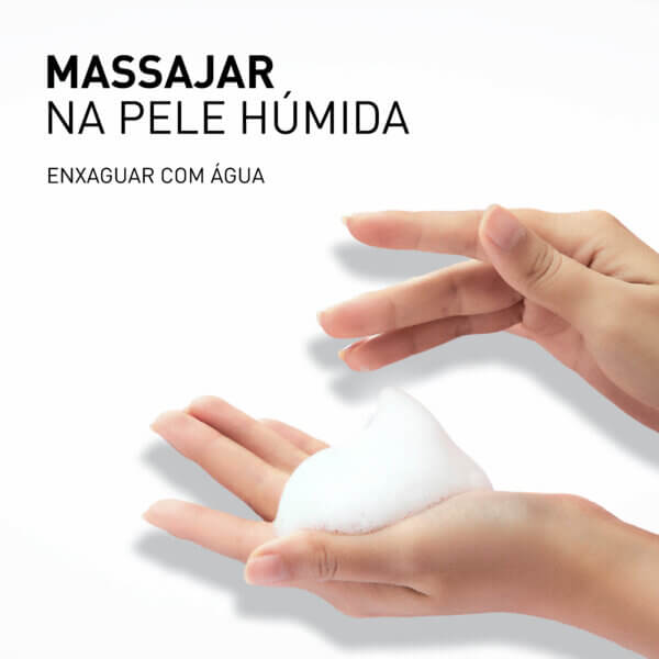 filorga skin prep mousse com duas mãos, uma delas segura um pouco de espuma de limpeza com o texto "massajar na pele húmida e enxaguar com água".