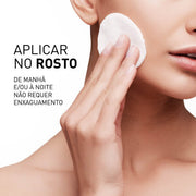 filorga skin prep agua icelar imagem com meio resto de senhora  a limpar a face com disco de algodão e texto lateral que diz: aplicar no rosto de manhã e/ou à noite, não requer enxaguamento.