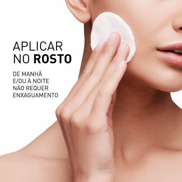 filorga skin prep agua icelar imagem com meio resto de senhora  a limpar a face com disco de algodão e texto lateral que diz: aplicar no rosto de manhã e/ou à noite, não requer enxaguamento.