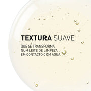 filorga skin prep óleo desmaquilhante imagem da textura da fórmula do produto com uma gota de óleo no fundo e texto que diz: textura suave que se transforma num leite de limpeza em contacto com água.