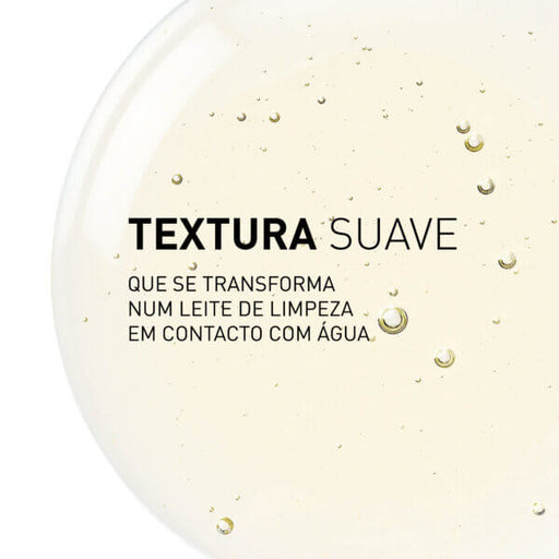 filorga skin prep óleo desmaquilhante imagem da textura da fórmula do produto com uma gota de óleo no fundo e texto que diz: textura suave que se transforma num leite de limpeza em contacto com água.
