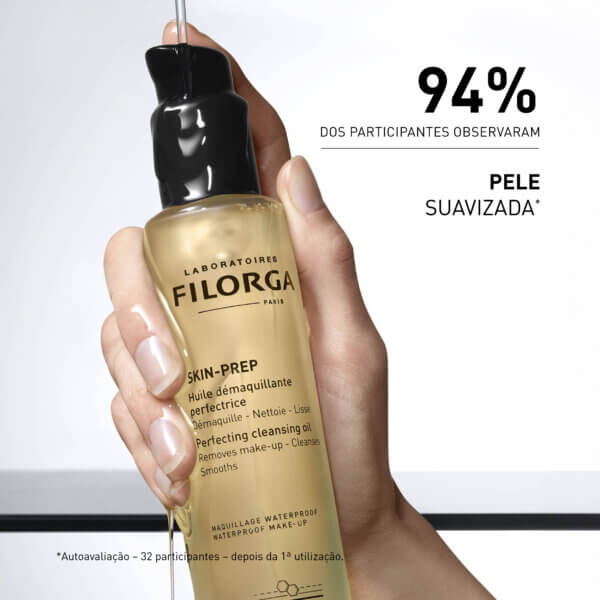 filorga skin prep óleo desmaquilhante imagem de uma mão a segurar a embalagem do produto com óleo a escorrer desde o topo e por aí abaixo, com texto que diz: 94% dos participantes observaram pele suavizada.
