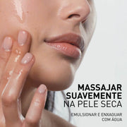 filorga skin prep óleo desmaquilhante imagem com meia cara de uma senhora a espalhar o óleo com os dedos e texto que diz: massajar suavemente na pele seca, emulsionar e enxaguar com água.